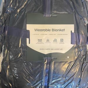 NWT wearable blanket